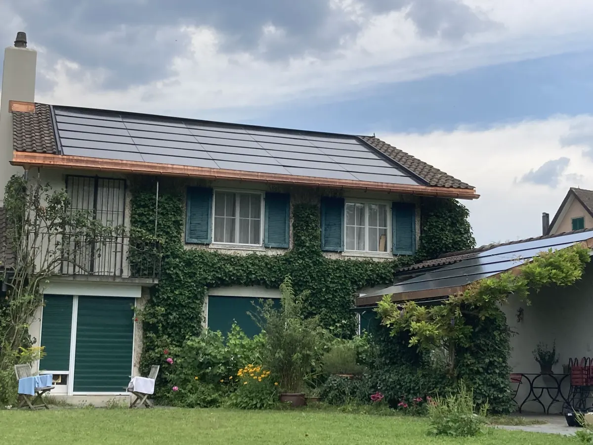 Villa Küsnacht mit dachintegrierter PVT-Anlage im Steildach
