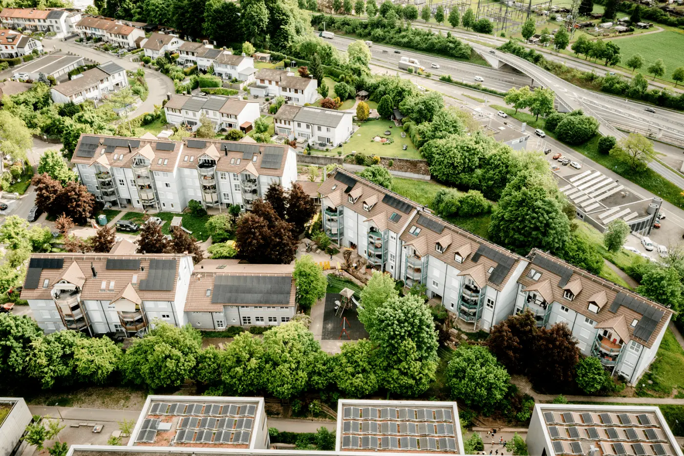 Luftaufnahme der Wohnüberbauung Hündlerstrasse in Winterthur während der Bauphase mit Solaranlagen auf den Dächern